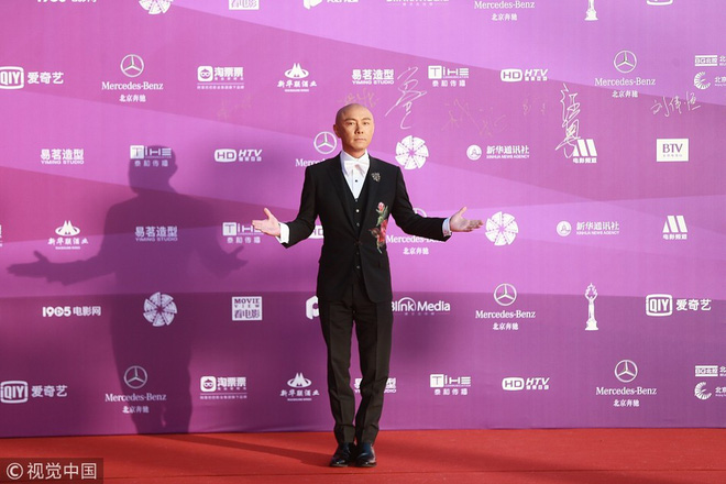 Táo bạo với áo khoét sâu khoe vòng 1 căng đầy, gái hư Thư Kỳ khiến loạt mỹ nhân phải lép vế trên thảm đỏ LHP Bắc Kinh